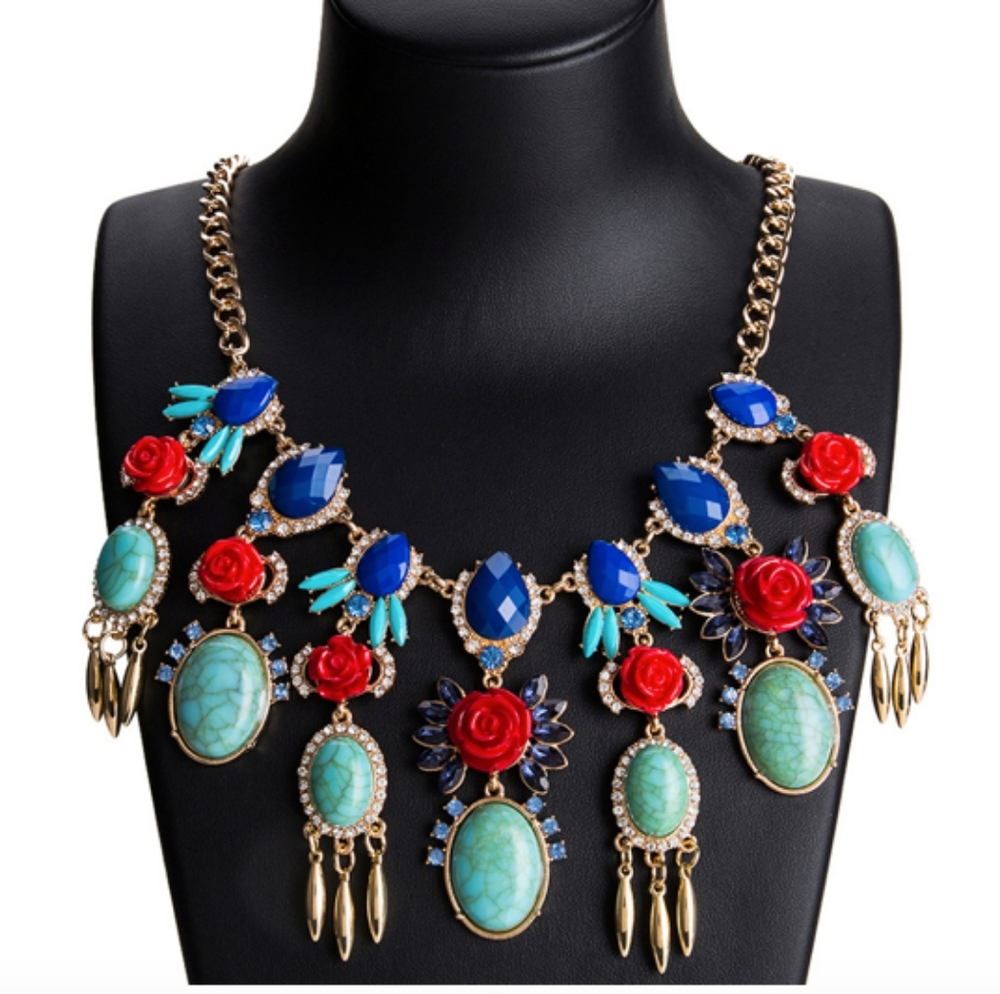 NWOT Roses Necklace